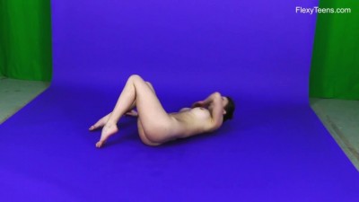 Insanely Flexible Nude Babe Shows Off Her Talents